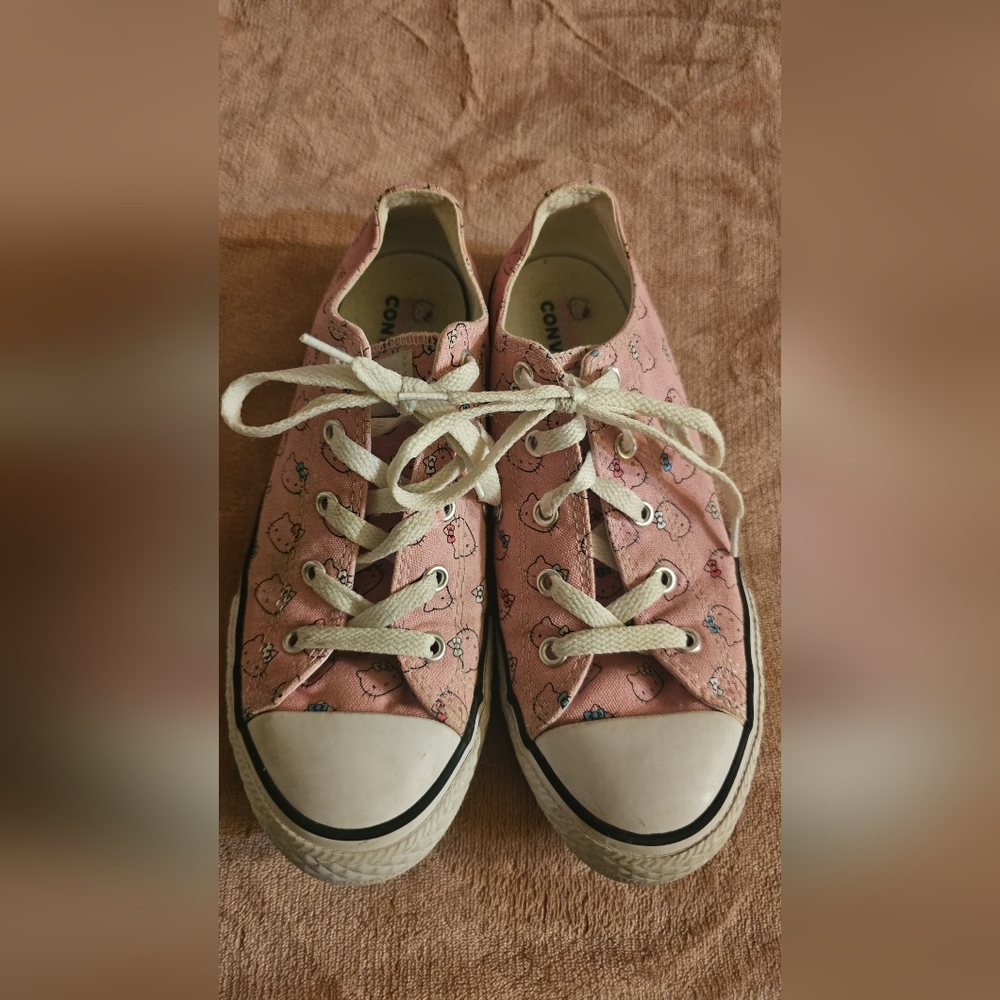 Hello Kitty Converse Size 4 - Picture 2 of 6
